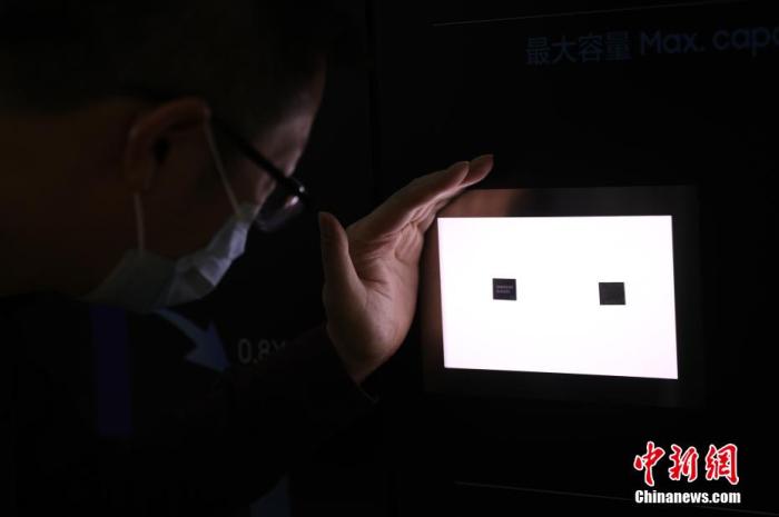 资料图：韩国三星公司在第四届进博会上展示电视芯片技术。张亨伟 摄
