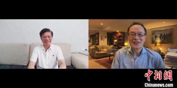 颜安(右)与弟弟颜渊(左)视频通话。陈选斌 摄 article_img