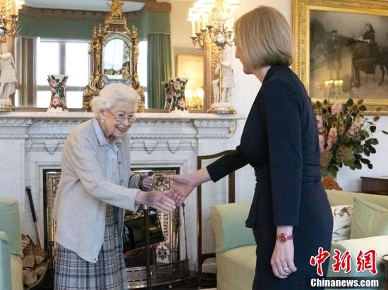 2022年9月6日,英国苏格兰,英国首相特拉斯觐见英国女王伊丽莎白二世。白金汉宫发言人此前表示,由于持续的“行动不便”,女王将在苏格兰巴尔莫勒尔度假地任命新首相。而这打破了王室多年来的先例。图片来源:视觉中国 article_img