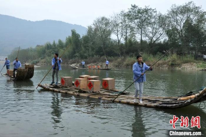 “万里茶路”起点福建武夷山下梅村重现撑船运茶景象。陈丹妮 摄 article_img