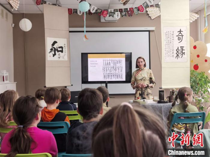 齐缘向俄罗斯儿童青少年介绍中国文化传统。受访者供图 article_img