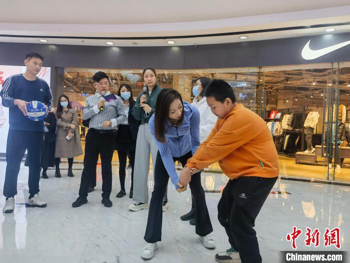 天津女排功勋队员王茜现场讲解气排球动作要领。张少宣 摄 article_img
