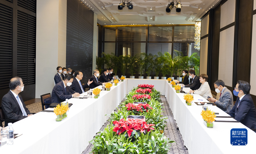当地时间11月12日下午,国务院总理李克强在金边会见出席东亚合作领导人系列会议的国际货币基金组织总裁格奥尔基耶娃。新华社记者 黄敬文 摄 article_img
