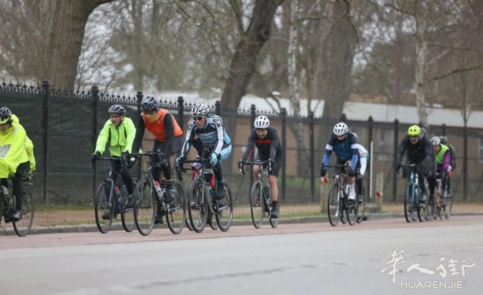 司机恶意冲撞人群和骑行队，多人受伤