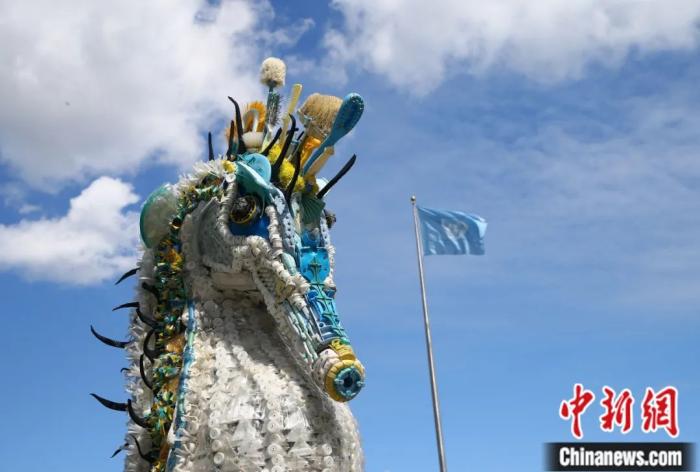 2017年6月8日，美国纽约，在联合国“海洋大会”召开之际，数尊巨型垃圾雕塑在联合国总部大厦前亮相。这些雕塑均由从海上打捞收集的海洋垃圾打造。图为一只10英尺(约3米)高的“海马”。Volkan Furuncu摄
