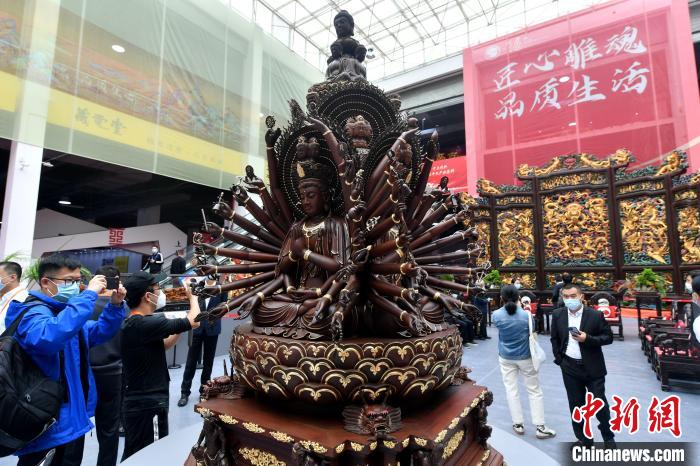 第十六届中国(莆田)海峡工艺品博览会上，248件来自92个国家的艺术家和青年学生作品共展。吕明 摄