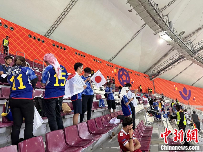 图为日本球迷赛后在看台上。<a target='_blank' href='/' >中新网</a>记者卞立群摄