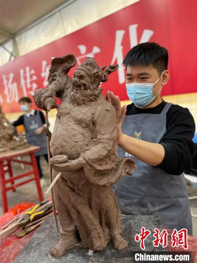 第八届中国泥塑造像技艺大赛比赛现场。吕明 摄