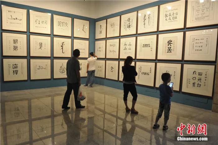 观众在山西博物院参观中国少数民族文化特展。韦亮 摄
