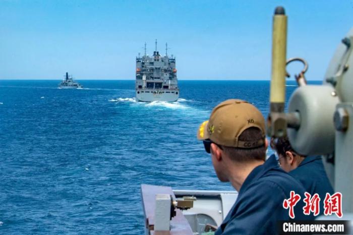 美国海军穿过霍尔木兹海峡。人民视觉 供图

