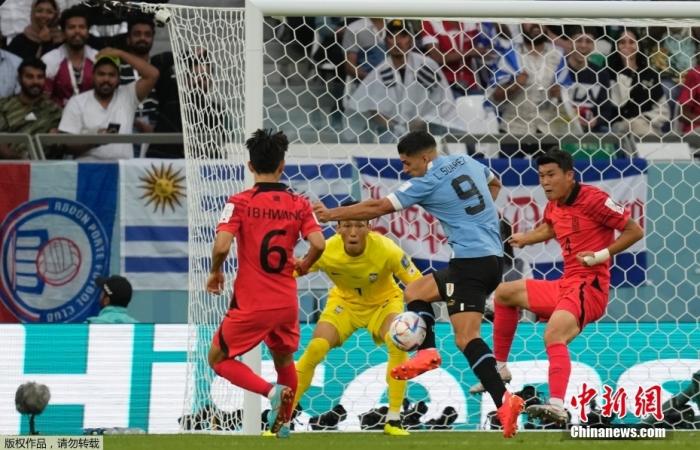 北京时间11月24日，世界杯小组赛H组首轮第一场，乌拉圭队迎战韩国队的比赛正式打响。图为乌拉圭队球员苏亚雷斯(蓝)带球突破。