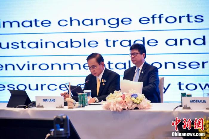 11月18日,亚太经合组织(APEC)第二十九次领导人非正式会议在曼谷开幕,泰国总理巴育(前)致辞。泰国外交部 供图 article_img