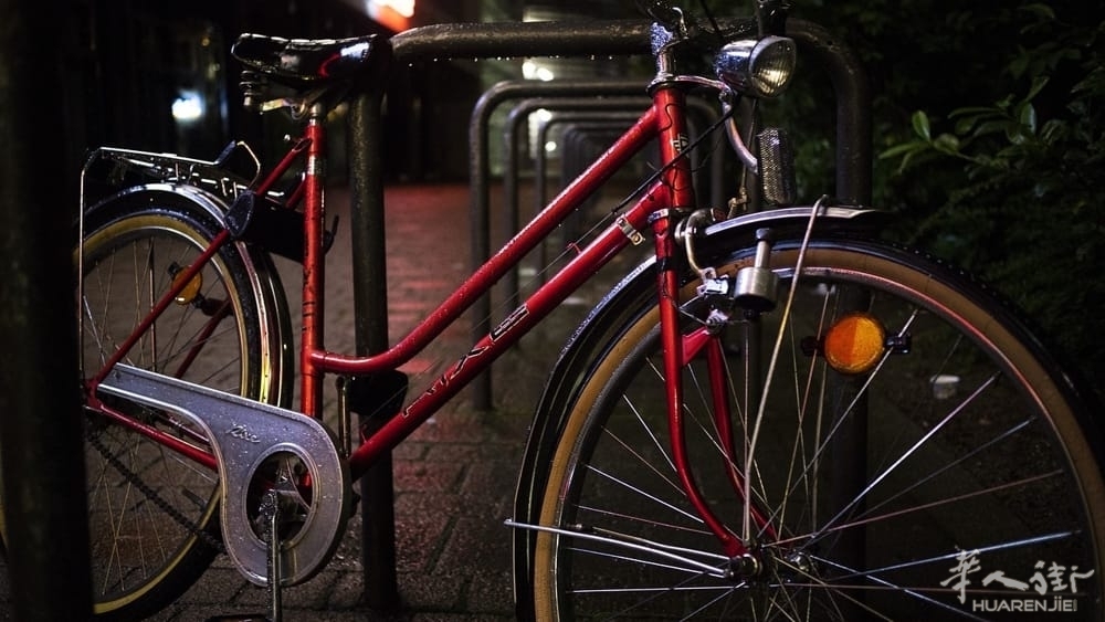 bicicletta donna parcheggiata notte-2.jpg