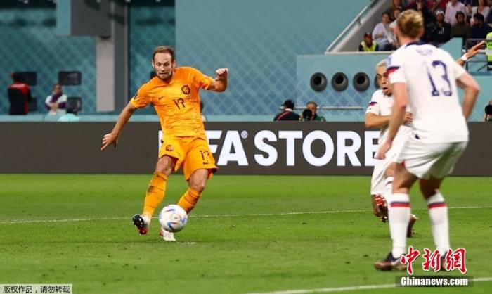 北京时间12月3日，卡塔尔世界杯八分之一决赛，荷兰队对阵美国队的比赛正式打响。图为荷兰队球员(橙)射门。
