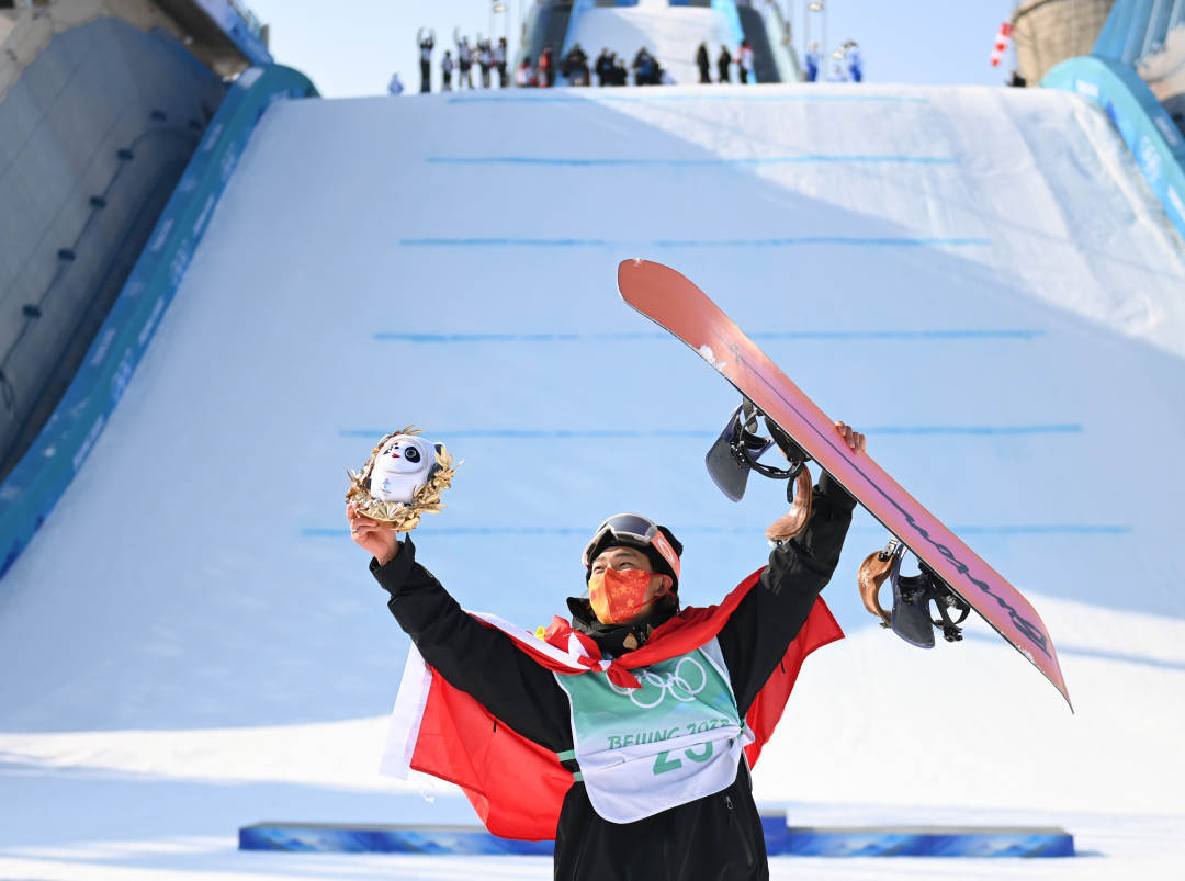 2022年2月15日，中国选手苏翊鸣在单板滑雪男子大跳台决赛夺冠后庆祝。新华社记者黄宗治摄