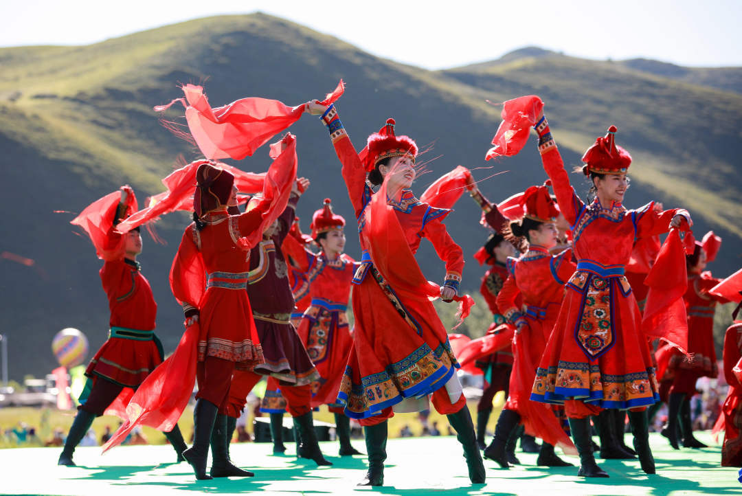 2022年8月8日，乌兰牧骑队员们在第九届内蒙古自治区乌兰牧骑艺术节开幕式上进行文艺表演。丁根厚 摄