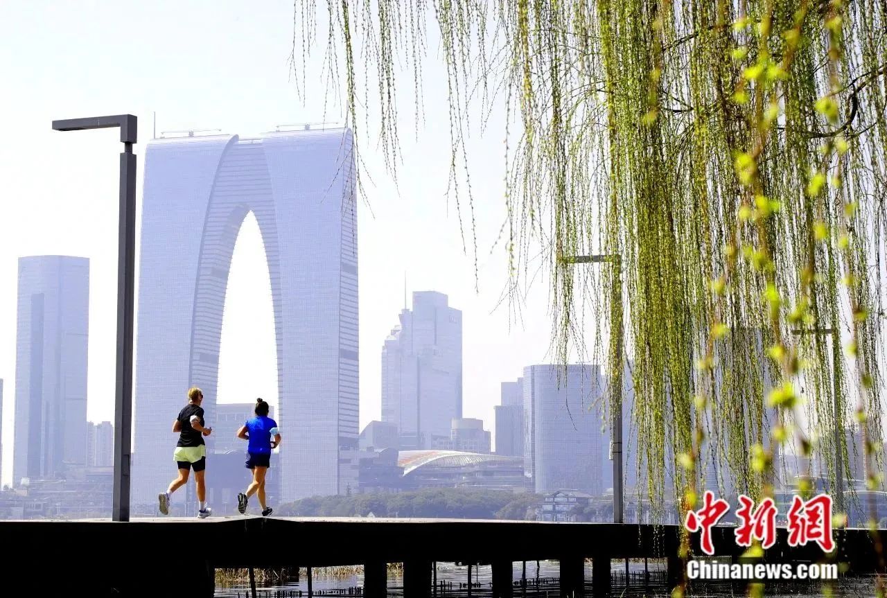 市民在苏州金鸡湖畔跑步健身。王建中 摄
