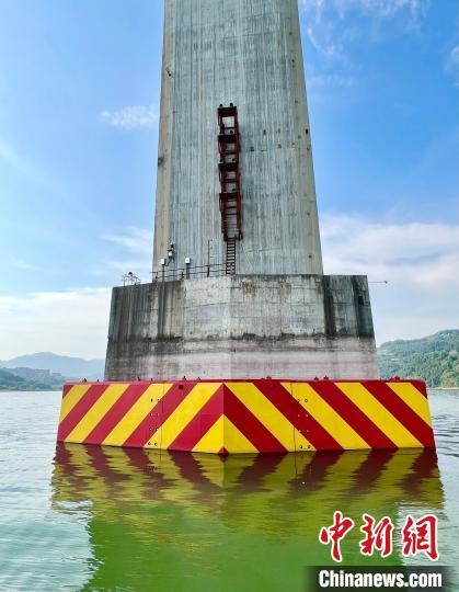 图为沪渝高速公路忠州长江大桥的桥梁防船撞设施。重庆高速公路股份有限公司供图
