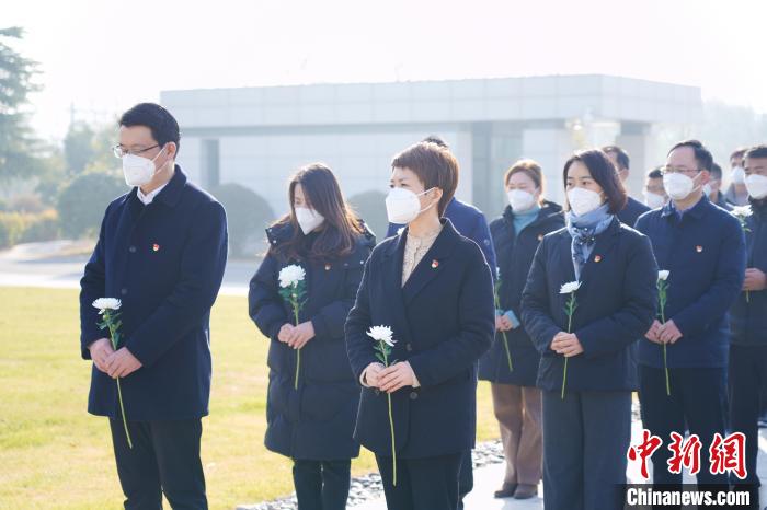 在周恩来总理铜像前,恩来干部学院教职工身着素服、手秉白菊、静默而立。于天 摄 article_img