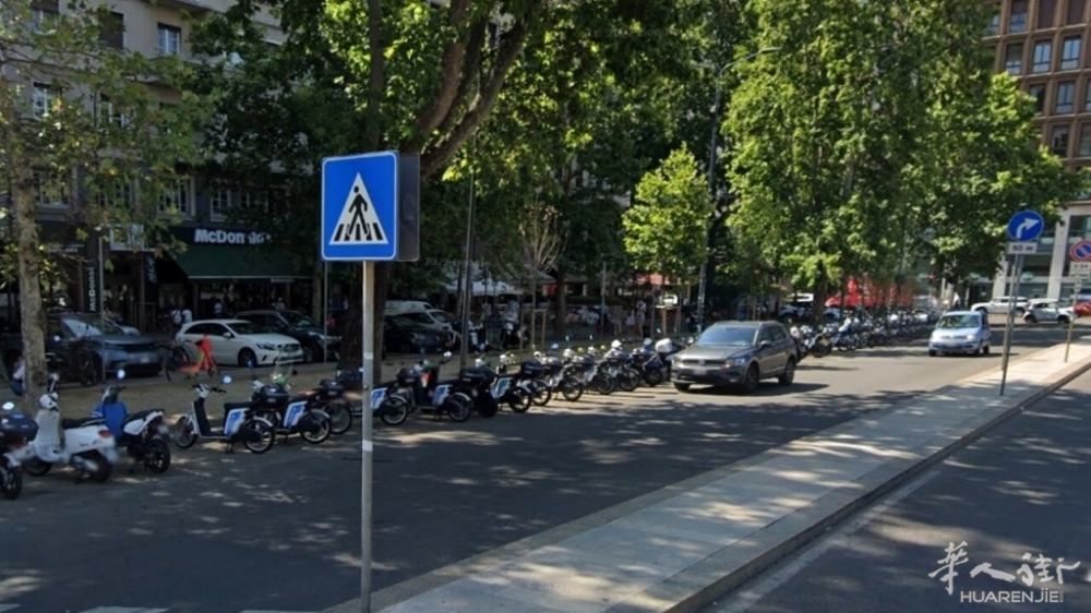 piazza d'aosta - foto Google view.jpg