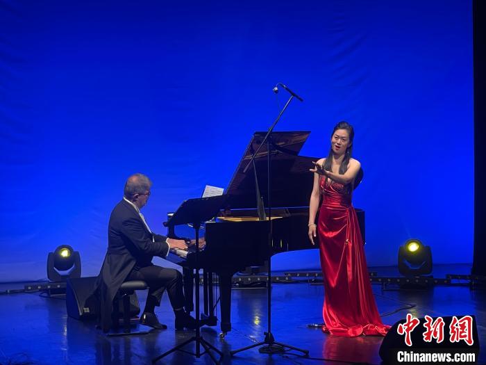 中外音乐家共同演绎经典名曲。塔玛拉 摄 article_img
