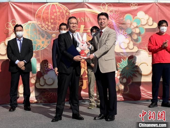 中国驻东京旅游办事处首席代表欧阳安向日方赠送由中国文化和旅游部设计的白兔吉祥物。主办方供图 article_img