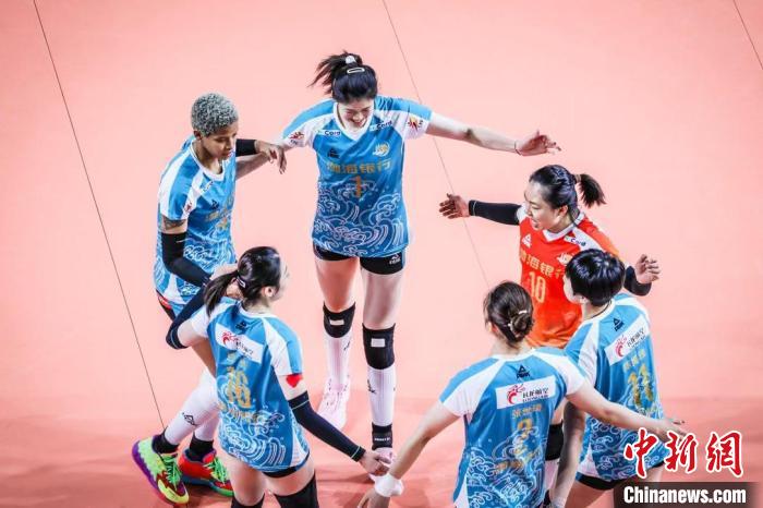瓦尔加斯与天津女排队友征战排超联赛。天津市体育局供图