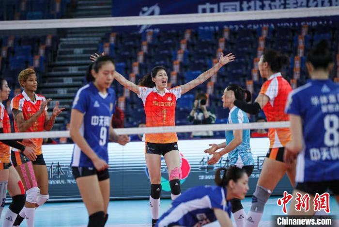 比赛中得分李盈莹与队友庆祝。天津市体育局供图