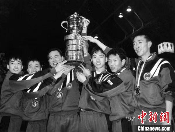 中国乒乓球男队与斯韦思林杯。受访者供图