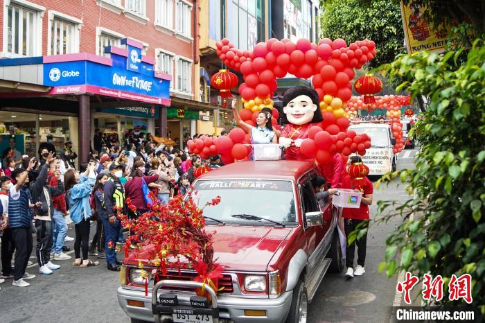 菲律宾北部城市碧瑶举办盛大游行活动，庆祝中国春节。图为游行队伍。张兴龙 摄