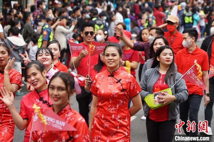 菲律宾北部城市碧瑶举办盛大游行活动，庆祝中国春节。图为参加游行的民众。张兴龙 摄