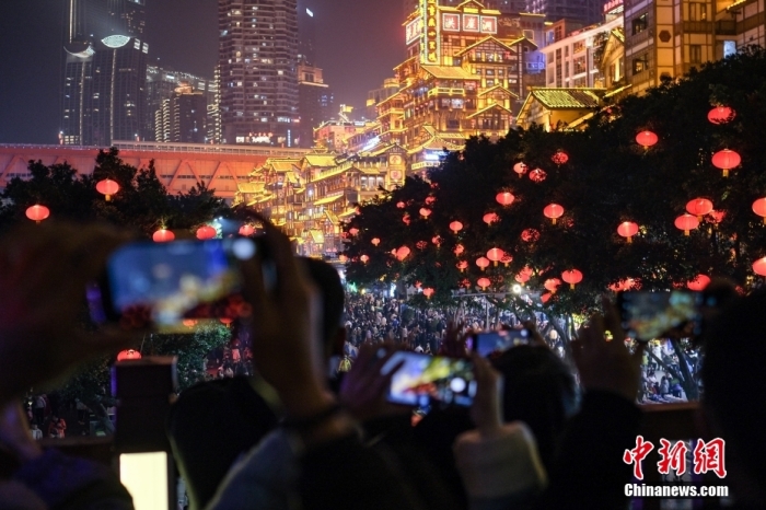 1月26日晚，重庆洪崖洞璀璨夜景吸引众多游客前来打卡拍照。春节期间，重庆多地旅游市场人气旺。 <a target='_blank' href='/'>中新社</a>记者 何蓬磊 摄