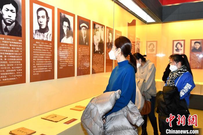 市民在哈密市博物馆参观“人格的力量——中国共产党人的家国情怀”展。李华 摄