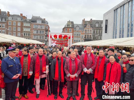 中国驻比利时大使曹忠明(左五)、比利时那慕尔省省长马特恩(左六)等嘉宾出席游园庙会。德永健 摄 article_img