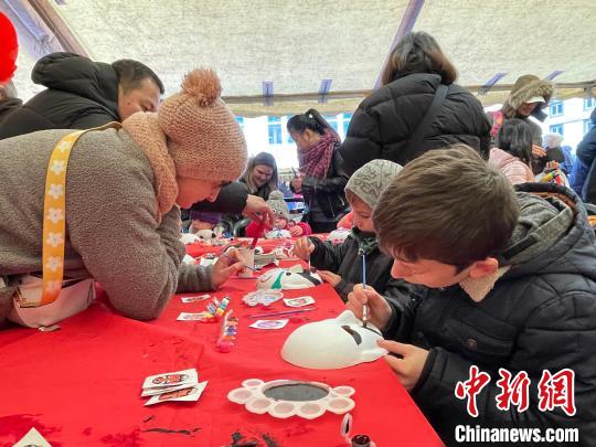 京剧脸谱令小朋友倍感兴趣,现学现描。德永健 摄 article_img
