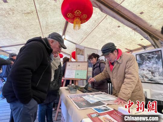 旅比画家曹培安泼墨作画,不少民众驻足细看。德永健 摄 article_img