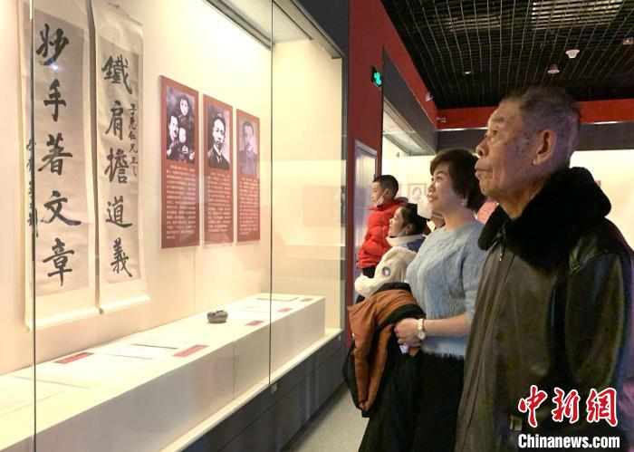 市民在哈密市博物馆参观“人格的力量——中国共产党人的家国情怀”展。陶拴科 摄