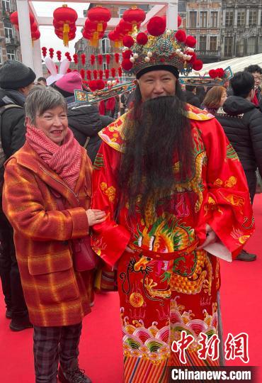 “财神爷”驾到,引得民众纷纷合影。德永健 摄 article_img