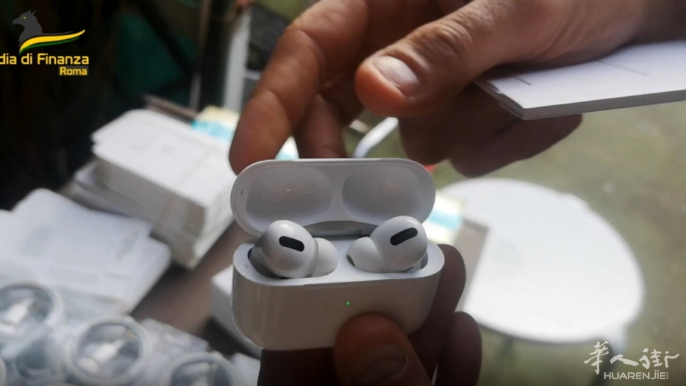 Accessori telefonia falsi sequestro.jpg Accessori telefonia falsi sequestro.jpg