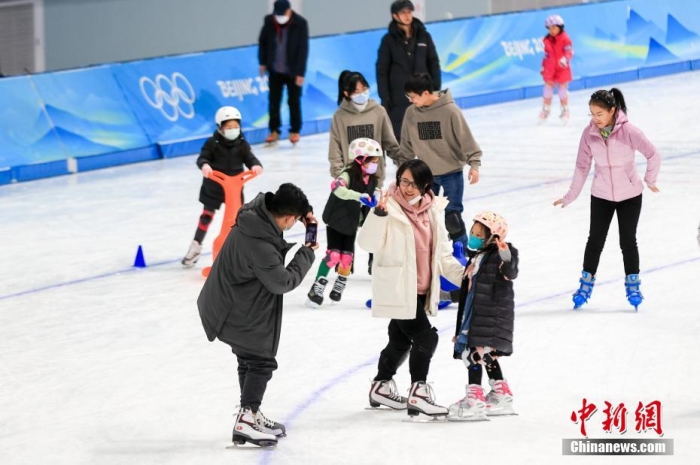 1月26日正月初五，北京，民众在国家速滑馆“冰丝带”内享受滑冰运动的乐趣，乐享新春假期。 <a target='_blank' href='/'>中新社</a>记者 贾天勇 摄
