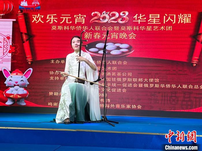 中国留俄学生表演二胡独奏《八月桂花遍地开》。田冰 摄