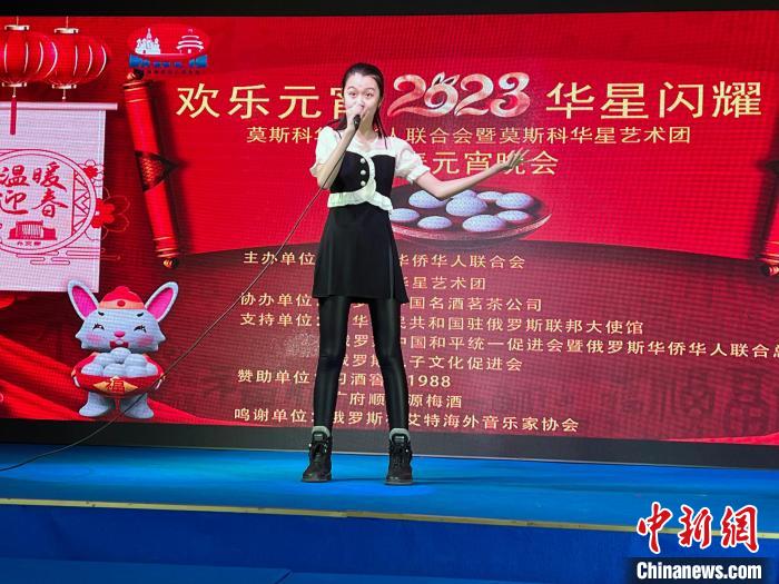 在俄罗斯《儿童好声音》选秀比赛中崭露头角的中国女孩许莫寒演唱中俄双语歌曲《快乐的风》。田冰 摄