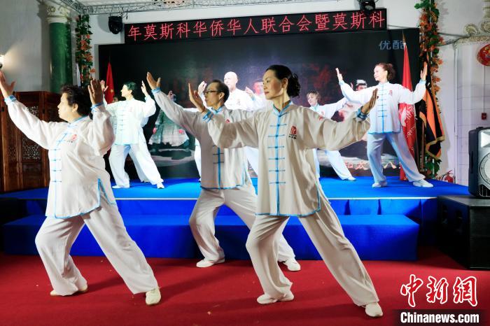中俄太极拳爱好者表演“和太极八式”。田冰 摄