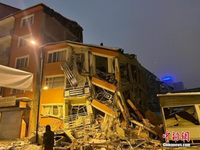 当地时间2月6日,土耳其加齐安泰普,当地发生7.4级地震,建筑物被破坏。图/视觉中国 article_img
