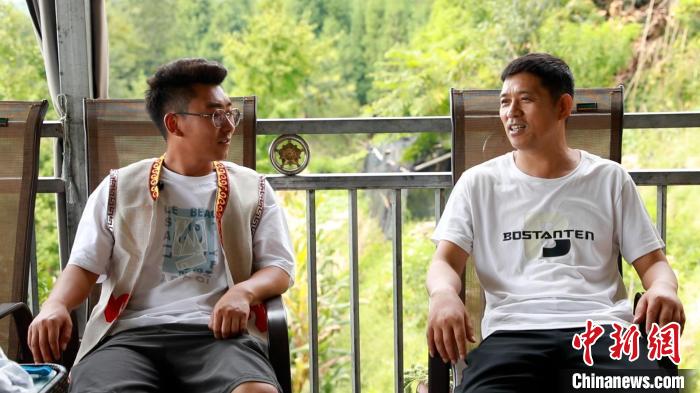 回村创业的直台村村民何磊(左)。高嘉琪 摄 article_img