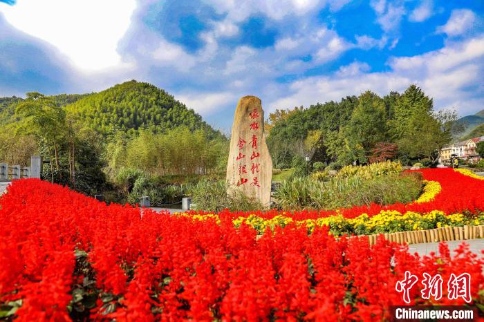 安吉“绿水青山就是金山银山”石碑 项飞 摄 article_img