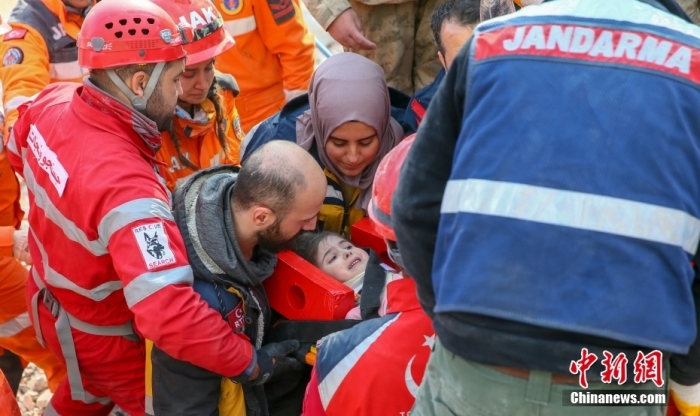 当地时间2月11日,土耳其加济安泰普,4岁的Sengul Karabacak从伊斯拉希耶地区一栋倒塌建筑的废墟中获救。图/视觉中国 article_img