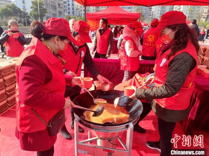 志愿者在现场熬煮拗九粥。林玲 摄 article_img
