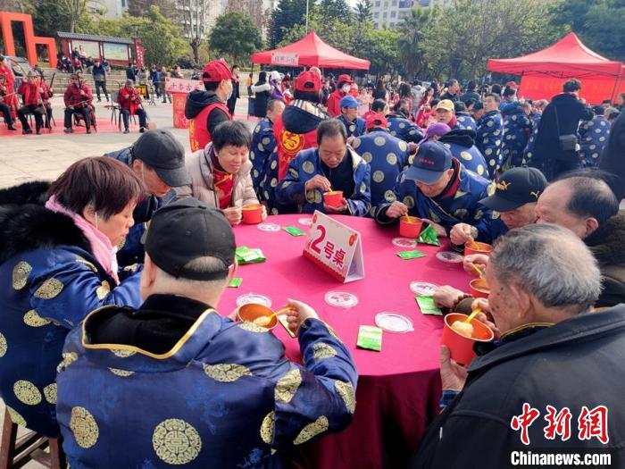 当地老者们围坐吃粥。林玲 摄 article_img