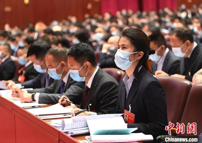 成都市第十八届人民代表大会第一次会议现场。安源 摄 article_img